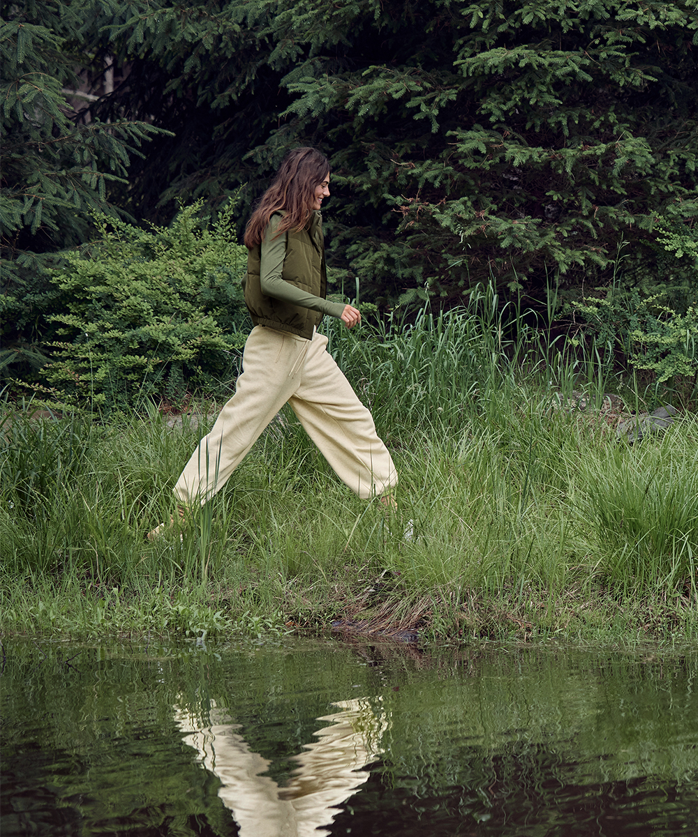 Woman hiking in Aerie activewear.