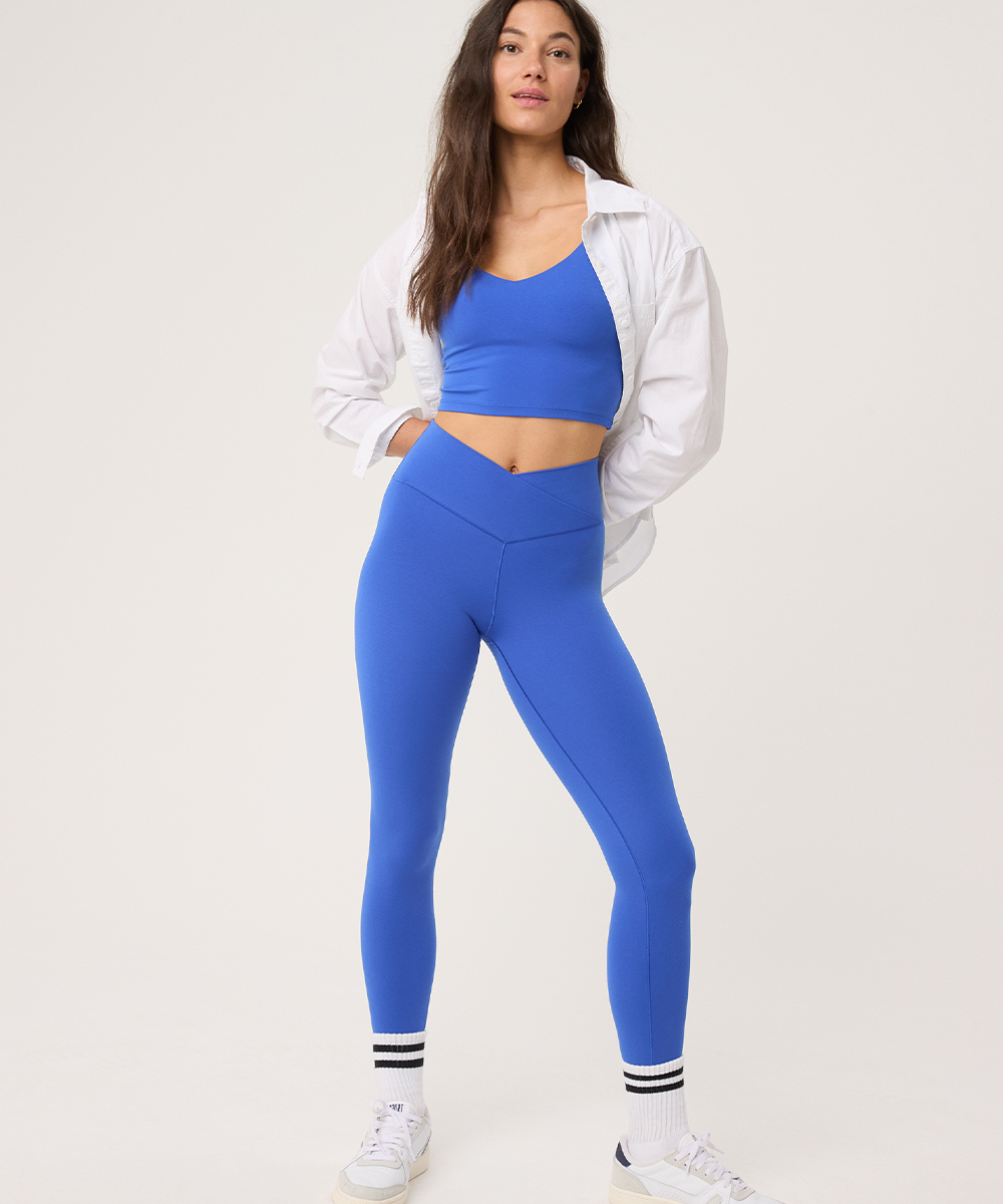 A girl wearing blue Aerie leggings and a matching bra top.